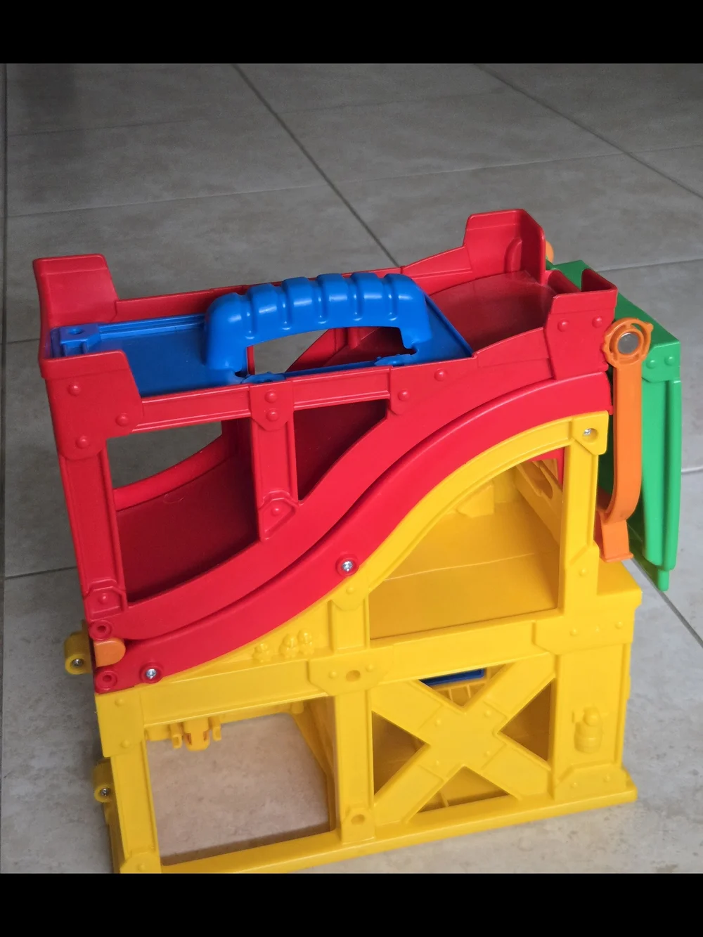 2010 Fisher Price Little People Wheelies Rev'n Sounds Race Track with 4 Wheelies